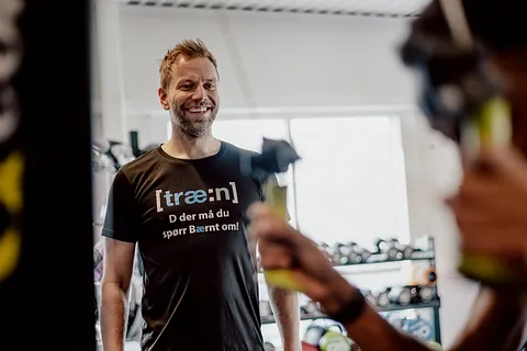 Illustrasjon av kvinne med manualer